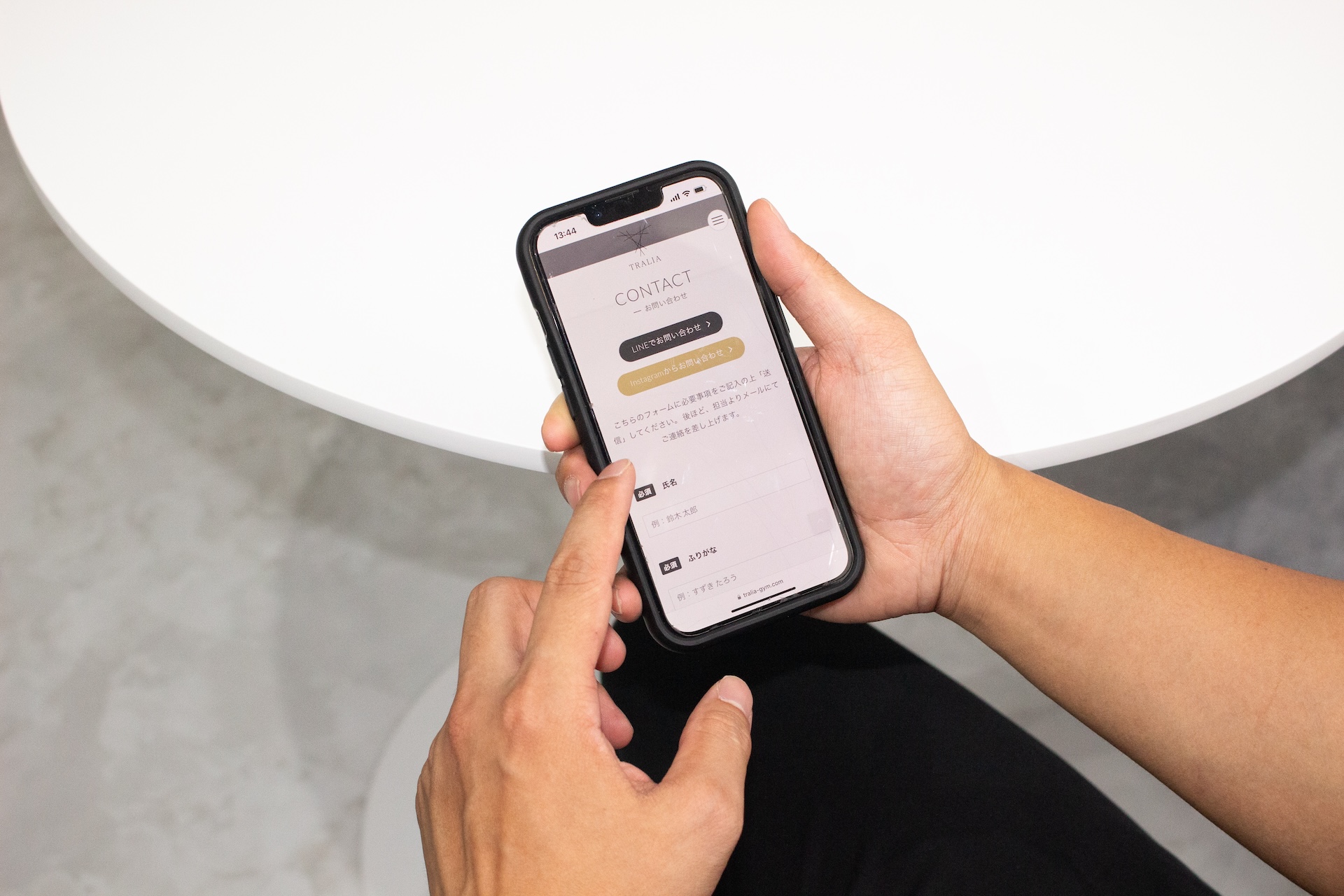 スマートフォンを操作して、お問い合わせをしようとしている様子