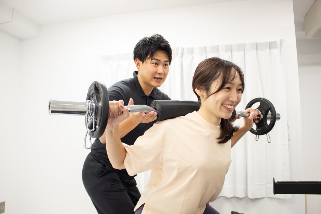 専任トレーナーと一緒にトレーニングをしている様子