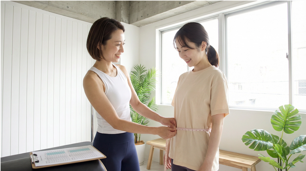 ウエストを採寸している様子